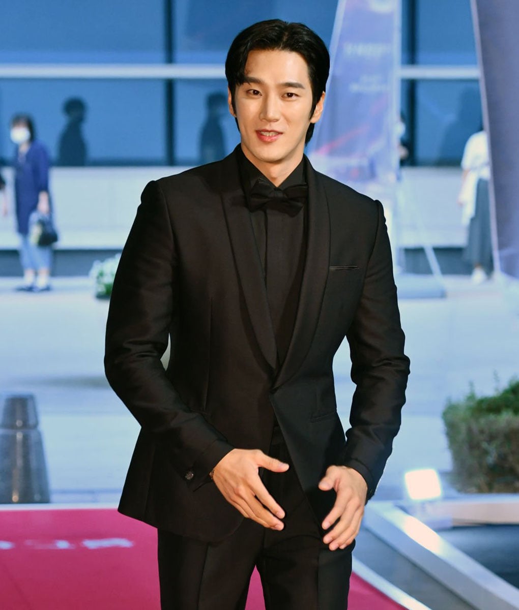 Ahn Bo-Hyun Black Suit